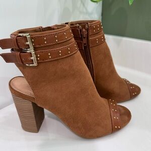 NEW DIRECTIONS ADIVAN Brown Suede Ankle Boots with Studded Straps | Size 6.5